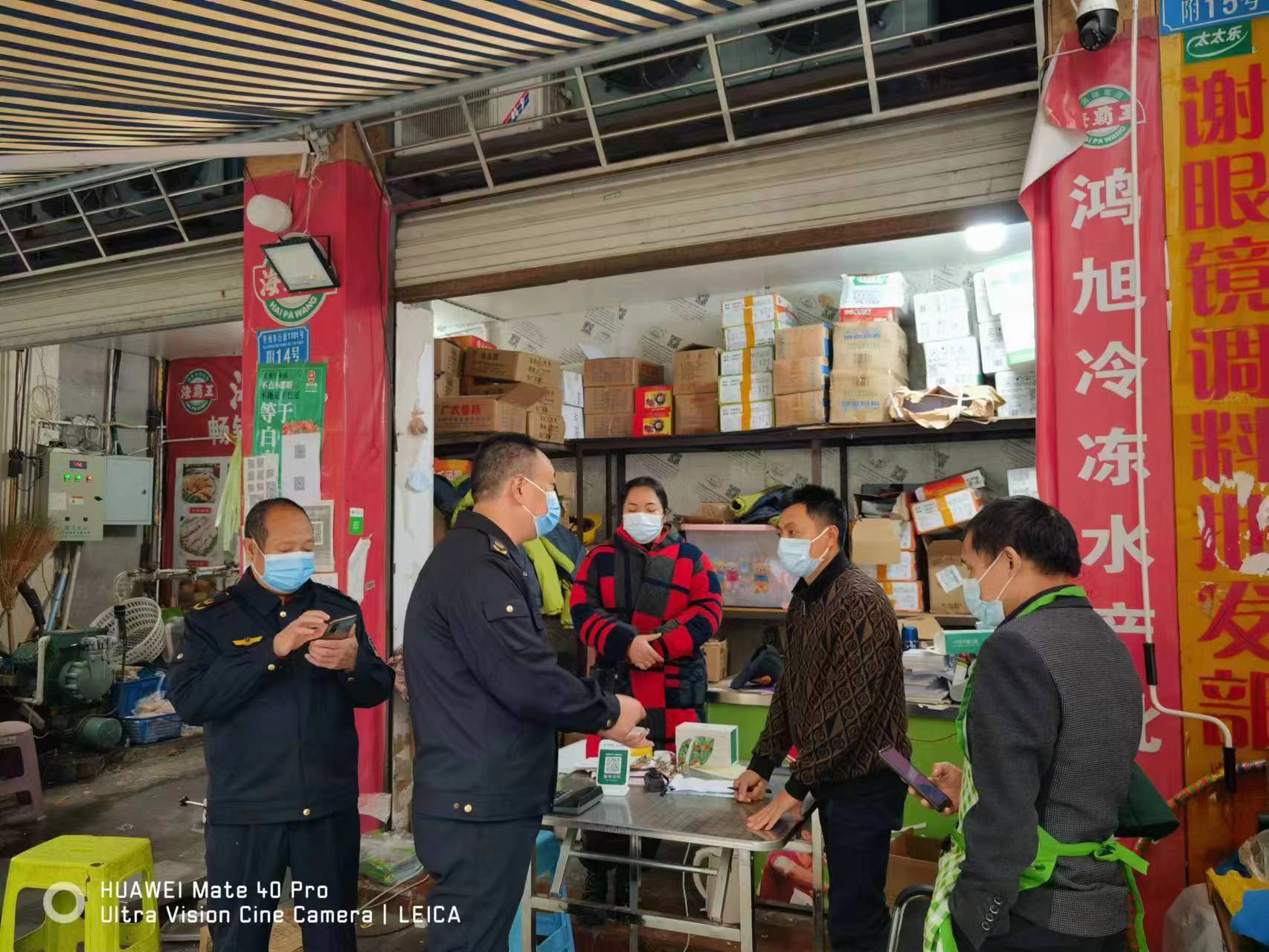 半岛官方下载入口-当市场监管人脱下执法外衣，第一时间换上的是防疫一线工作防护衣(图15)