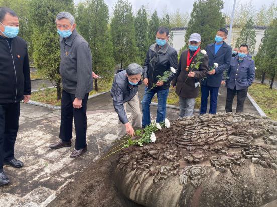 im电竞_文峰街道三中社区开展“缅怀革命烈士 传承红色精神”主题活动(图8)