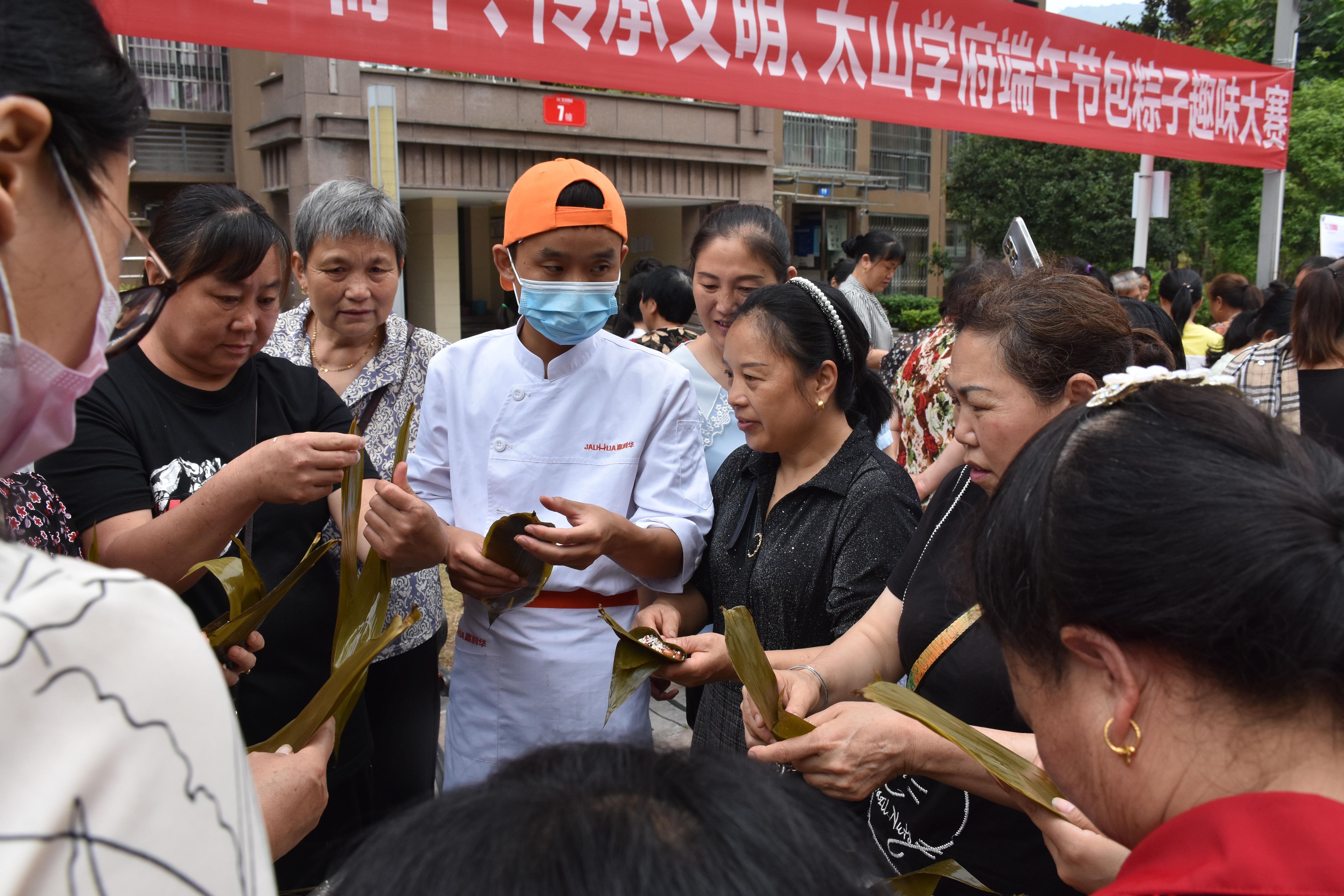 泛亚电竞：粽叶飘香迎端午 幸福和谐邻里情(图2)