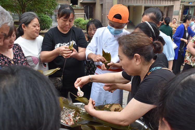 泛亚电竞：粽叶飘香迎端午 幸福和谐邻里情(图3)