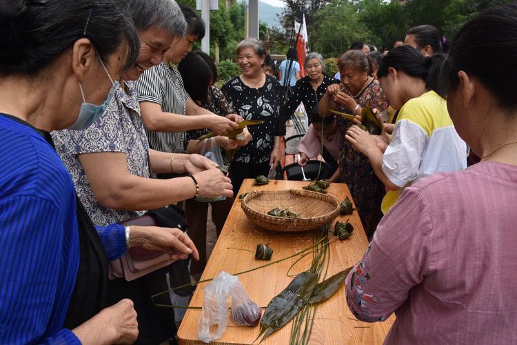 粽叶飘香迎端午 幸福和谐邻里情_bat365官方网站(图4)