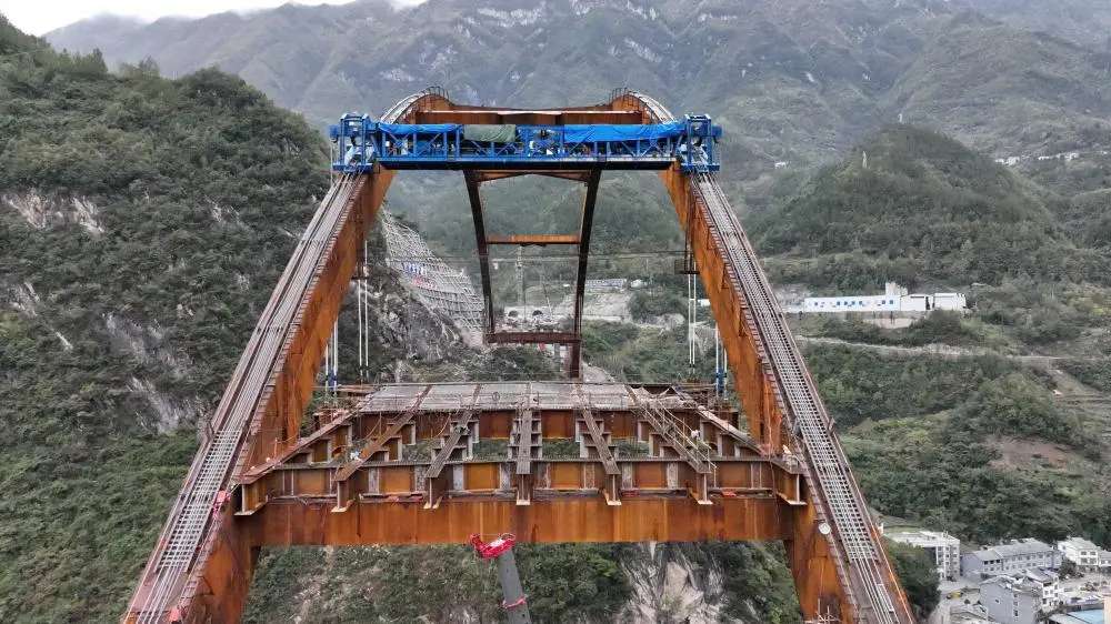 “雷火电竞在线登录官网”城开高速城口县城至鸡鸣互通段建设进入冲刺阶段 预计年底通车   开州大桥将于今年底实现南侧合龙(图4)