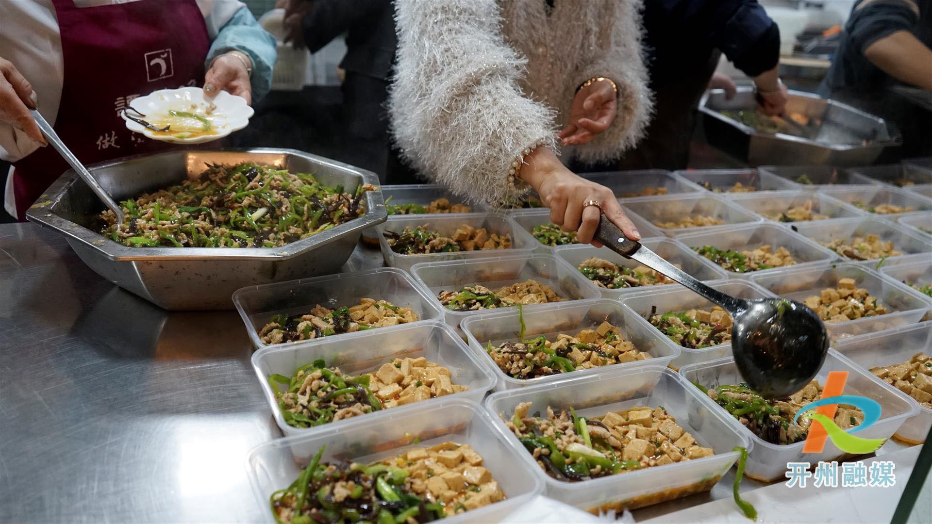 【澳门新莆京游戏app】开州爱心企业捐赠物资，让志愿者吃上热腾腾的饭菜！(图3)
