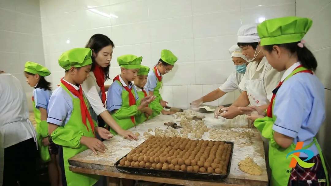 泛亚电竞官方入口|师生共制非遗月饼 寻味传统中秋(图2)