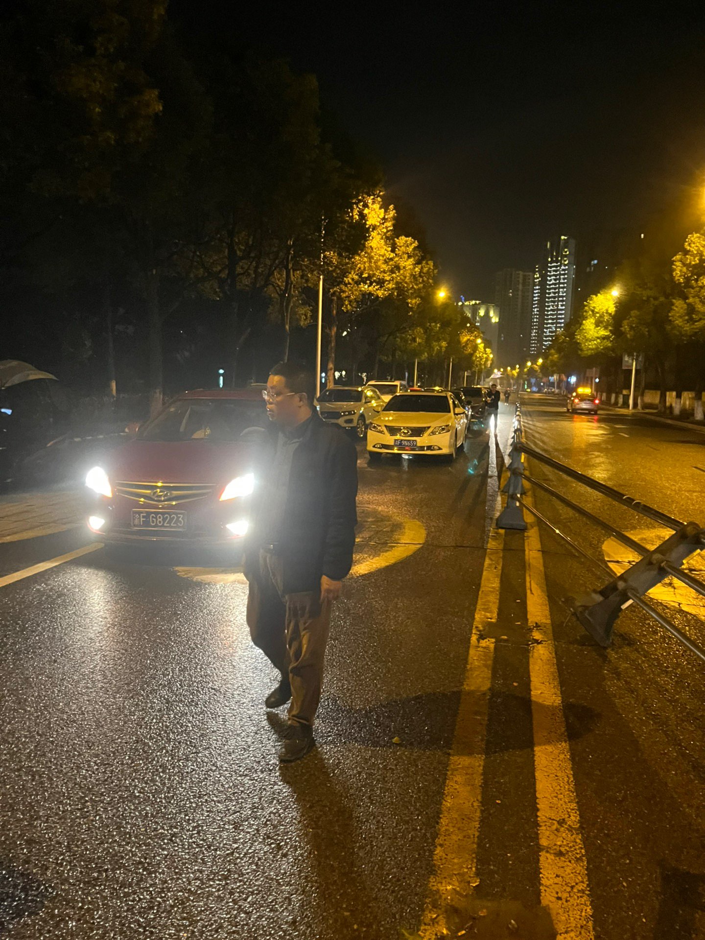 昨夜，滨湖路龙王庙路段，黑色小车头撞毁！车上有乘客！路间护栏已撞至对向车_im电竞