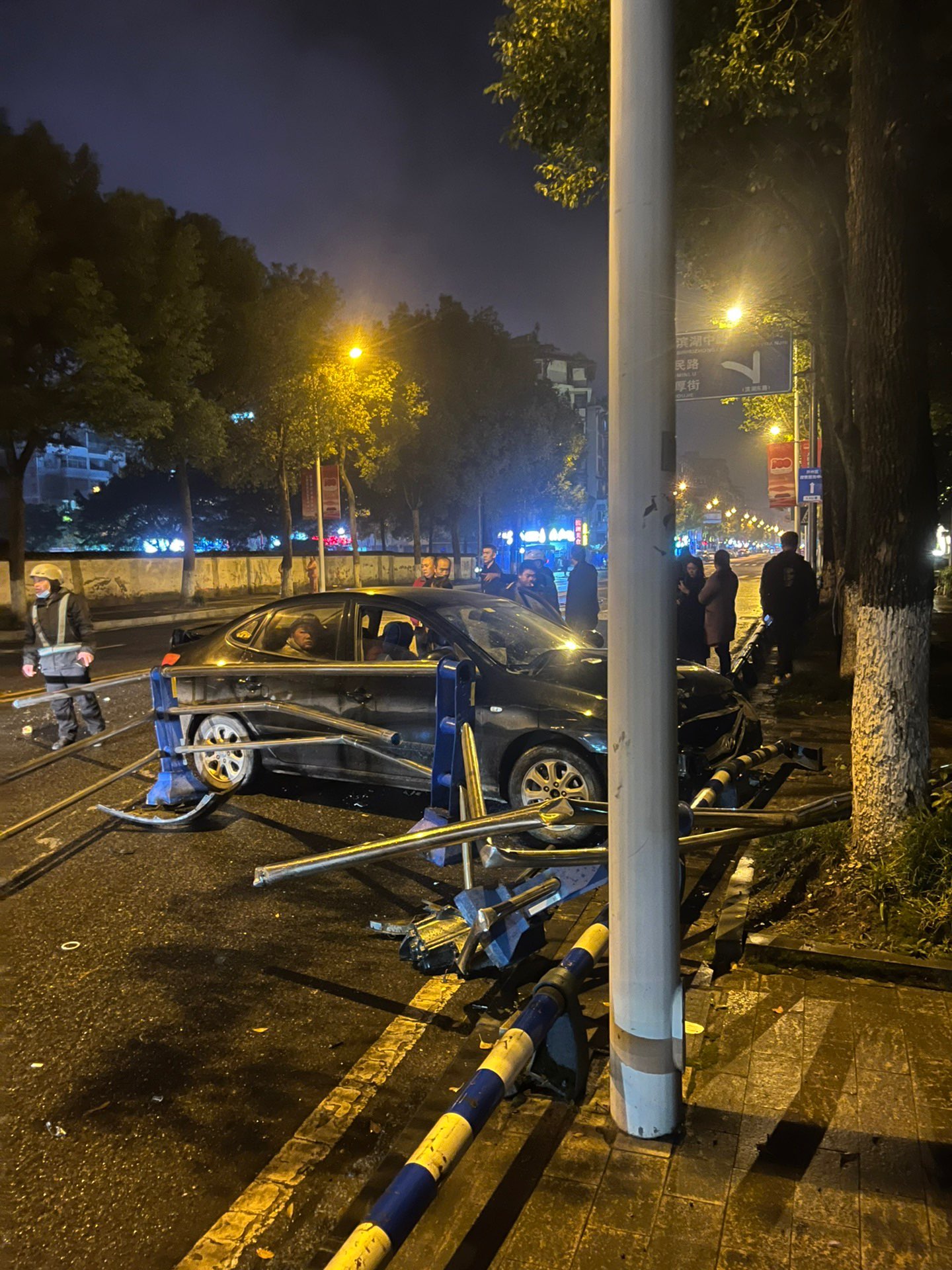 昨夜，滨湖路龙王庙路段，黑色小车头撞毁！车上有乘客！路间护栏已撞至对向车_im电竞(图5)