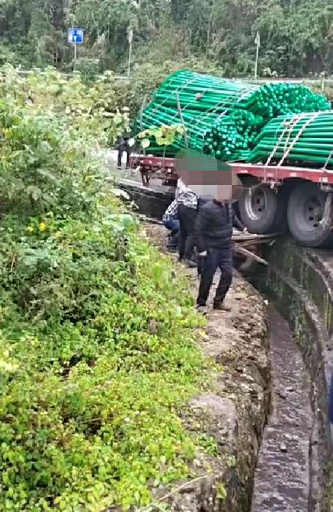 “Kaiyun官方网”后坝那里一辆货车车箱太长了，估计不到路