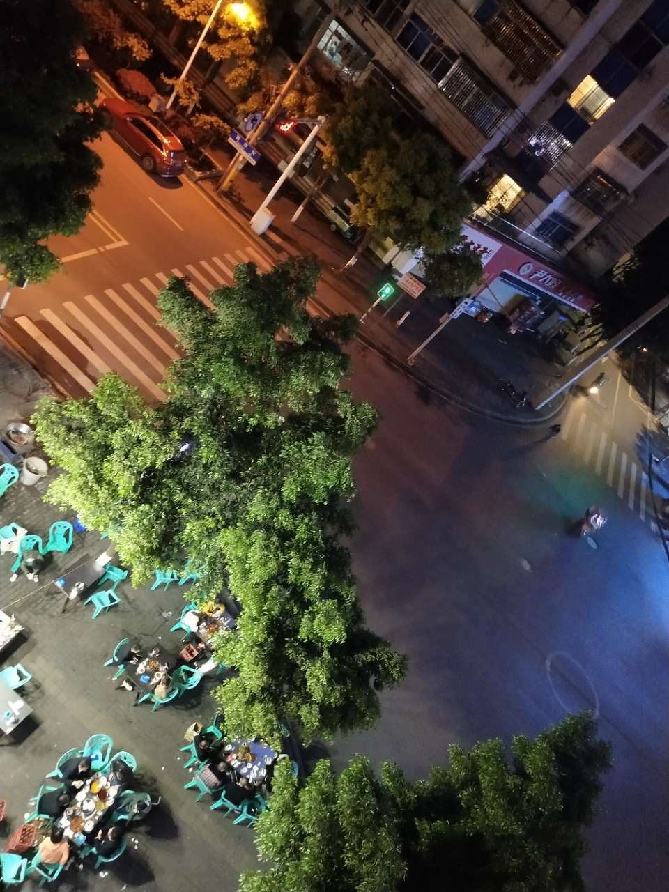 楼下夜市深更半夜很吵闹怎么办吵得睡不戳瞌睡